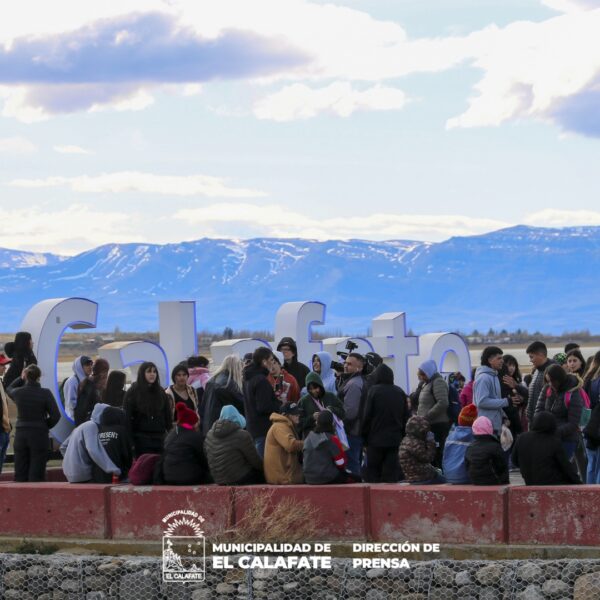 EL CALAFATE FUE UNA FIESTA: MÁS DE 2000 PERSONAS DISFRUTARON DEL ECLIPSE EN FAMILIA