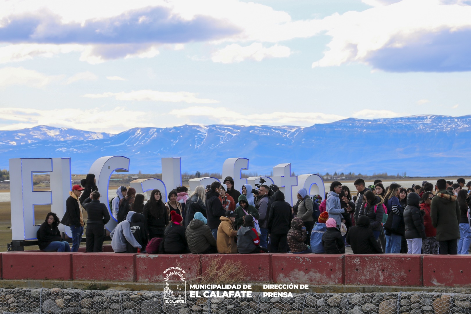 Lee más sobre el artículo EL CALAFATE FUE UNA FIESTA: MÁS DE 2000 PERSONAS DISFRUTARON DEL ECLIPSE EN FAMILIA