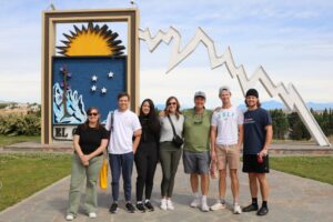 Lee más sobre el artículo El Calafate dio la bienvenida a la familia Thomas, los primeros turistas del año