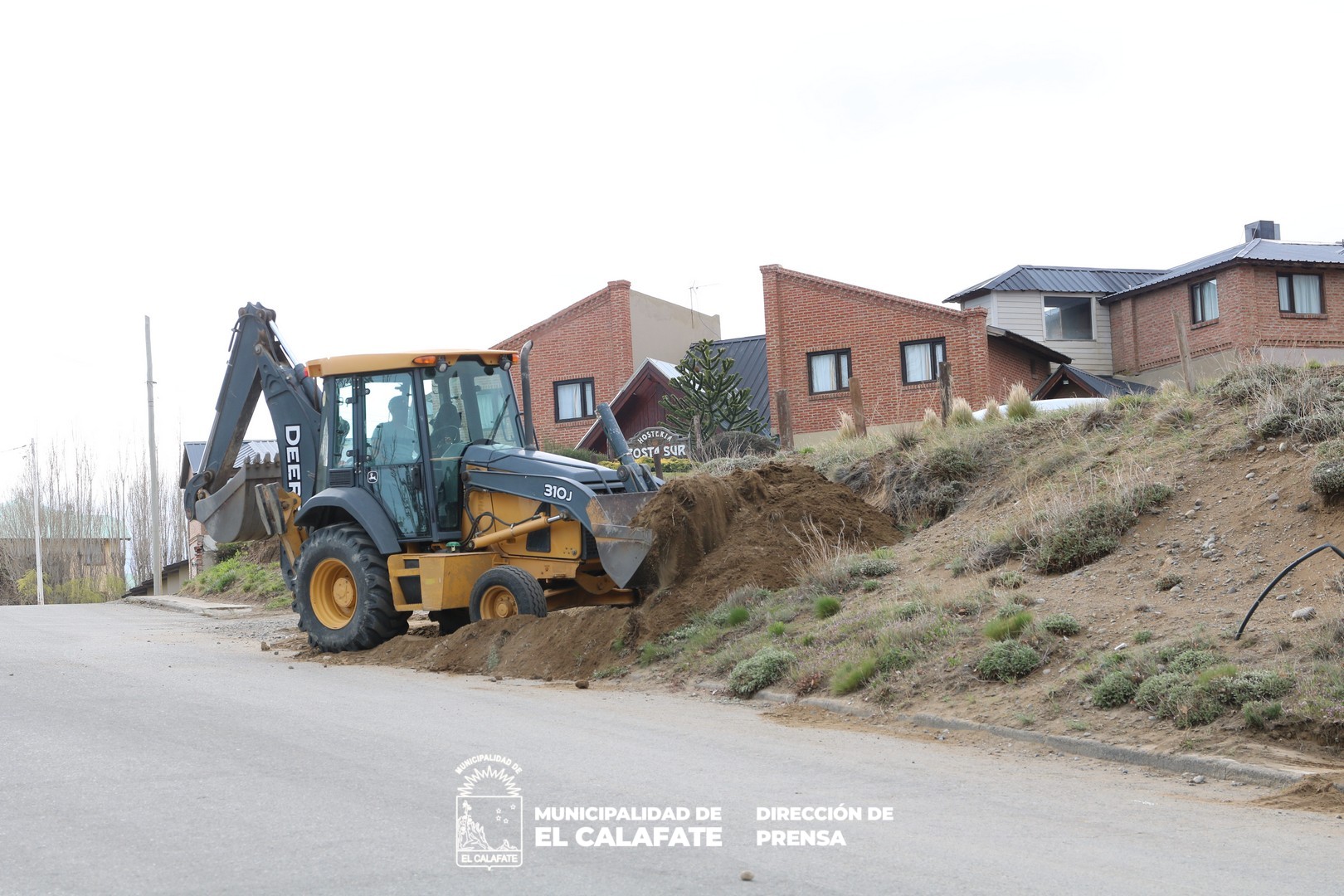 Lee más sobre el artículo Trabajos de nuevas veredas y mejoras de las Plazas Costanera, Plumas Verdes y Los Pioneros