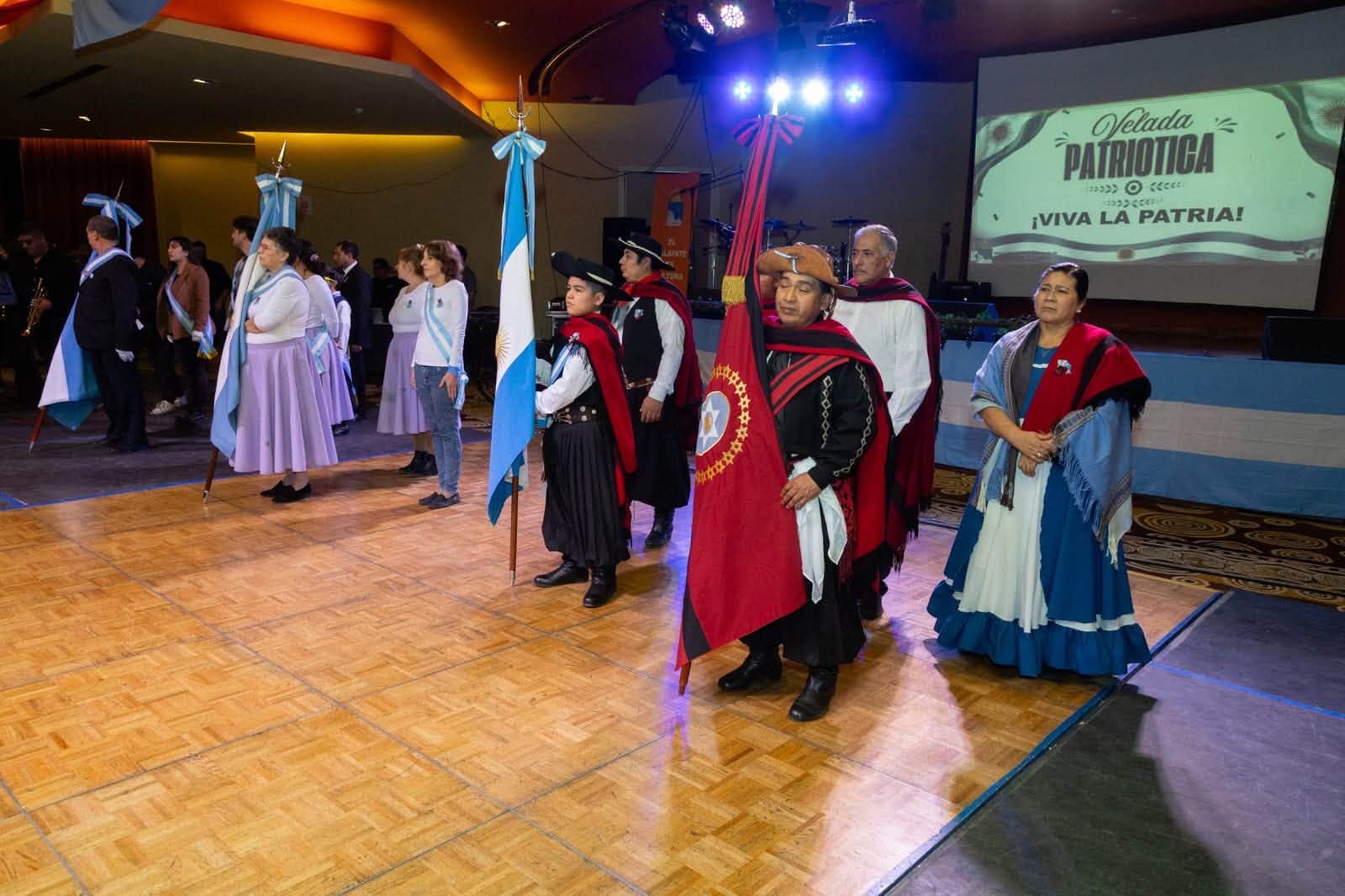 ASÍ SE VIVIÓ LA VELADA PATRIÓTICA